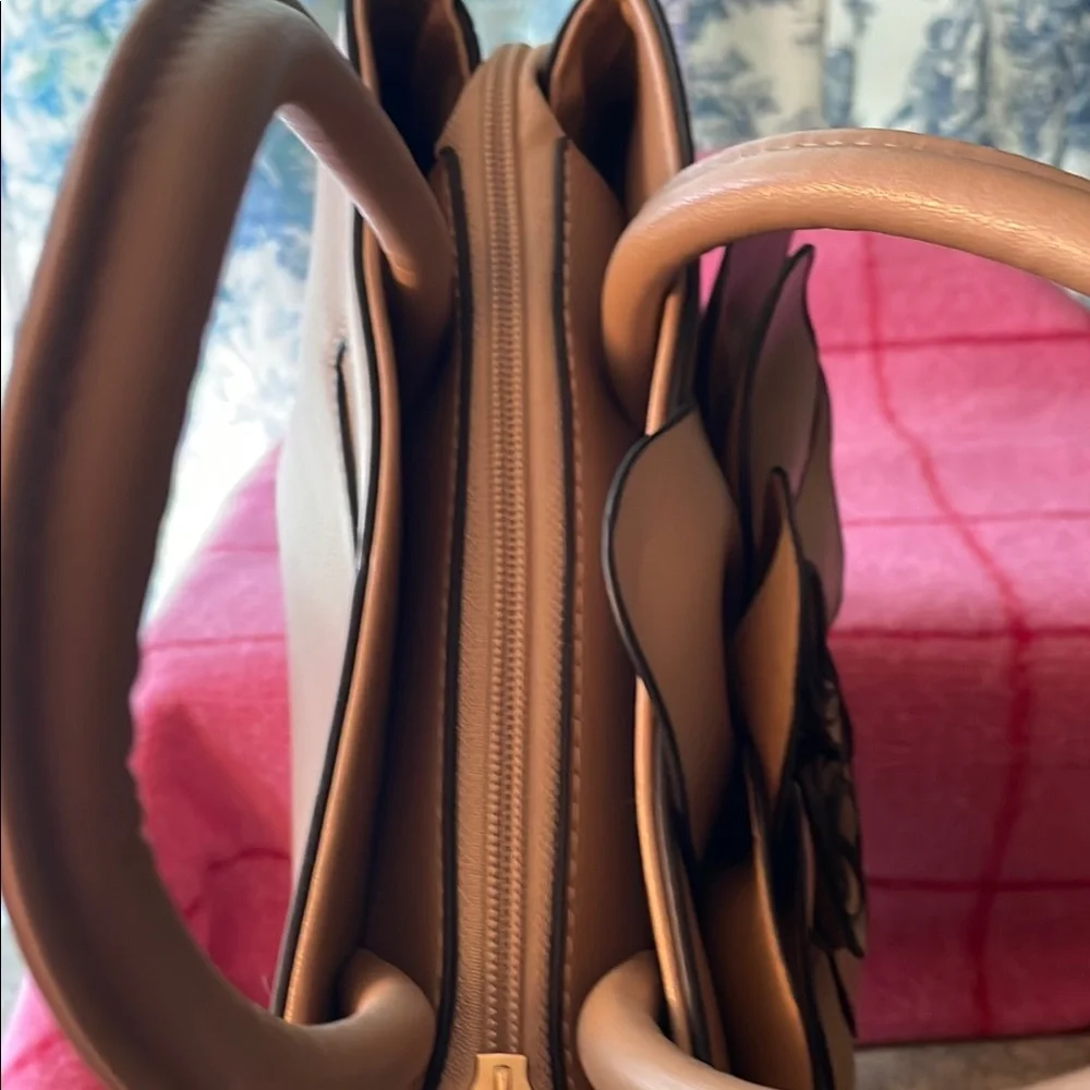 Elegant Tan Floral Handbag - Picture 3 of 7